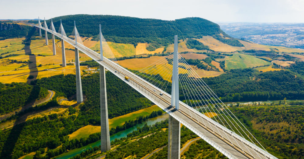 Viaduc de Millau à travers la vallée de la rivière Tarn dans le sud de la France
