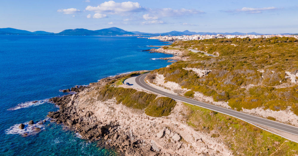Route panoramique d'Alghero à Bosa pour un road trip à moto en Sardaigne