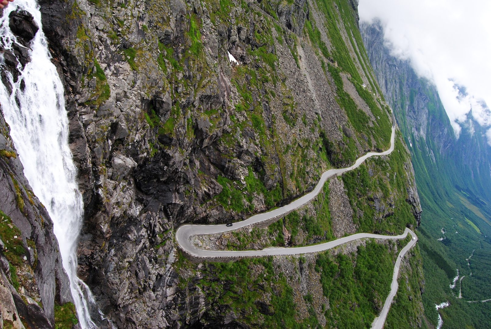 Vue de la route Trollstigen en Norvège, avec les cascades