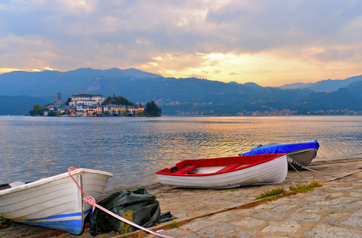 Petits bateaux de pêcheurs et vue sur l'île de San Giulio au lac d'Orta