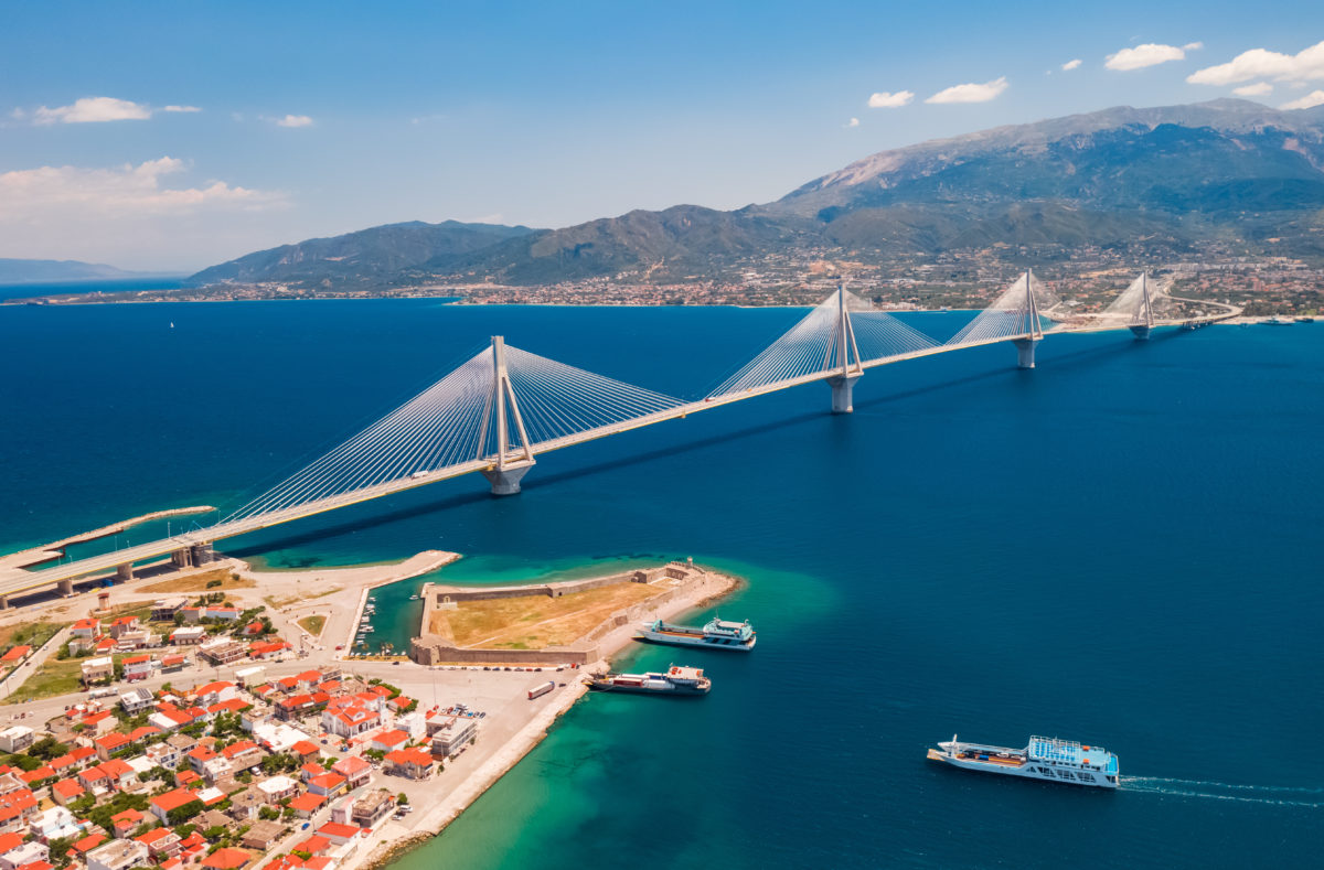 Pont traversant la mer à Patras, en Grèce