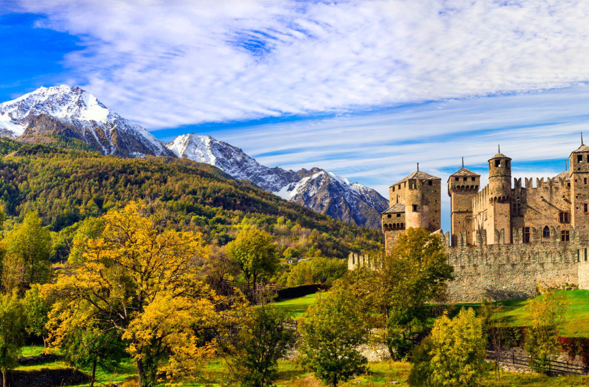 Château de Fenis dans la vallée d'Aoste entouré des Alpes