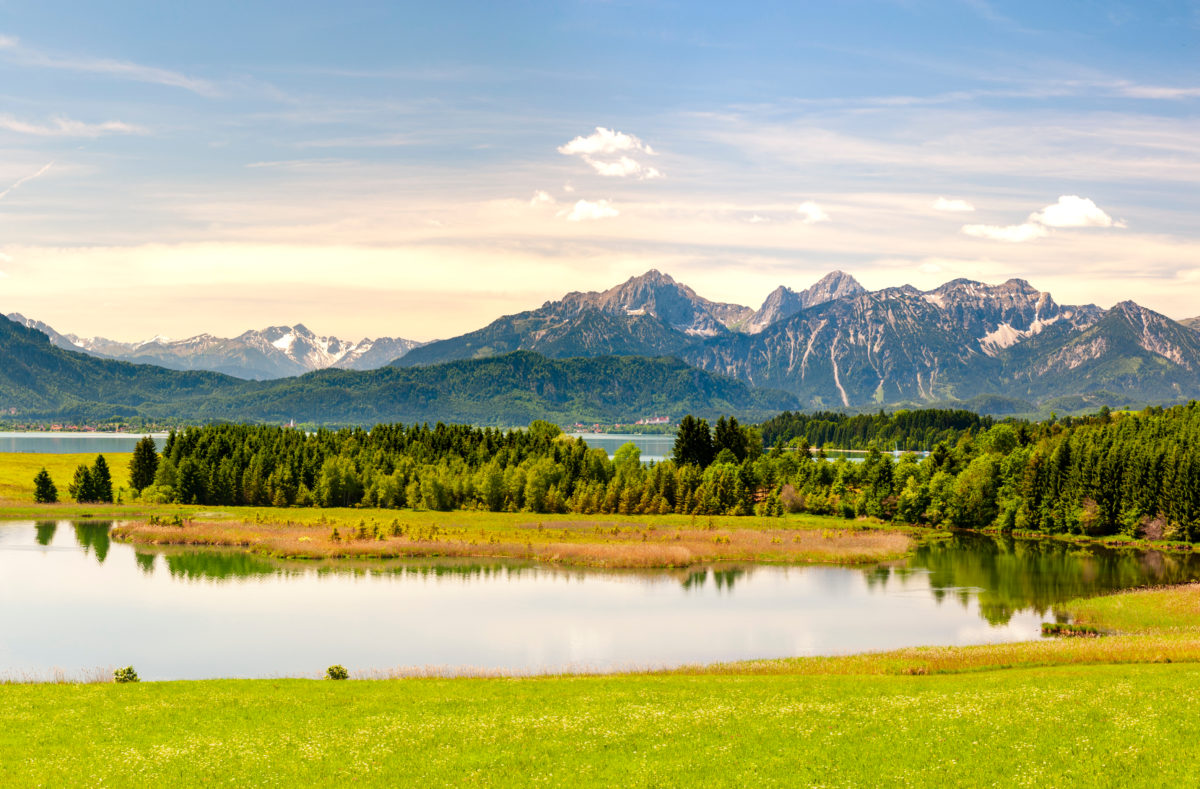 paysage panoramique de Bavière avec chaîne de montagnes et lac