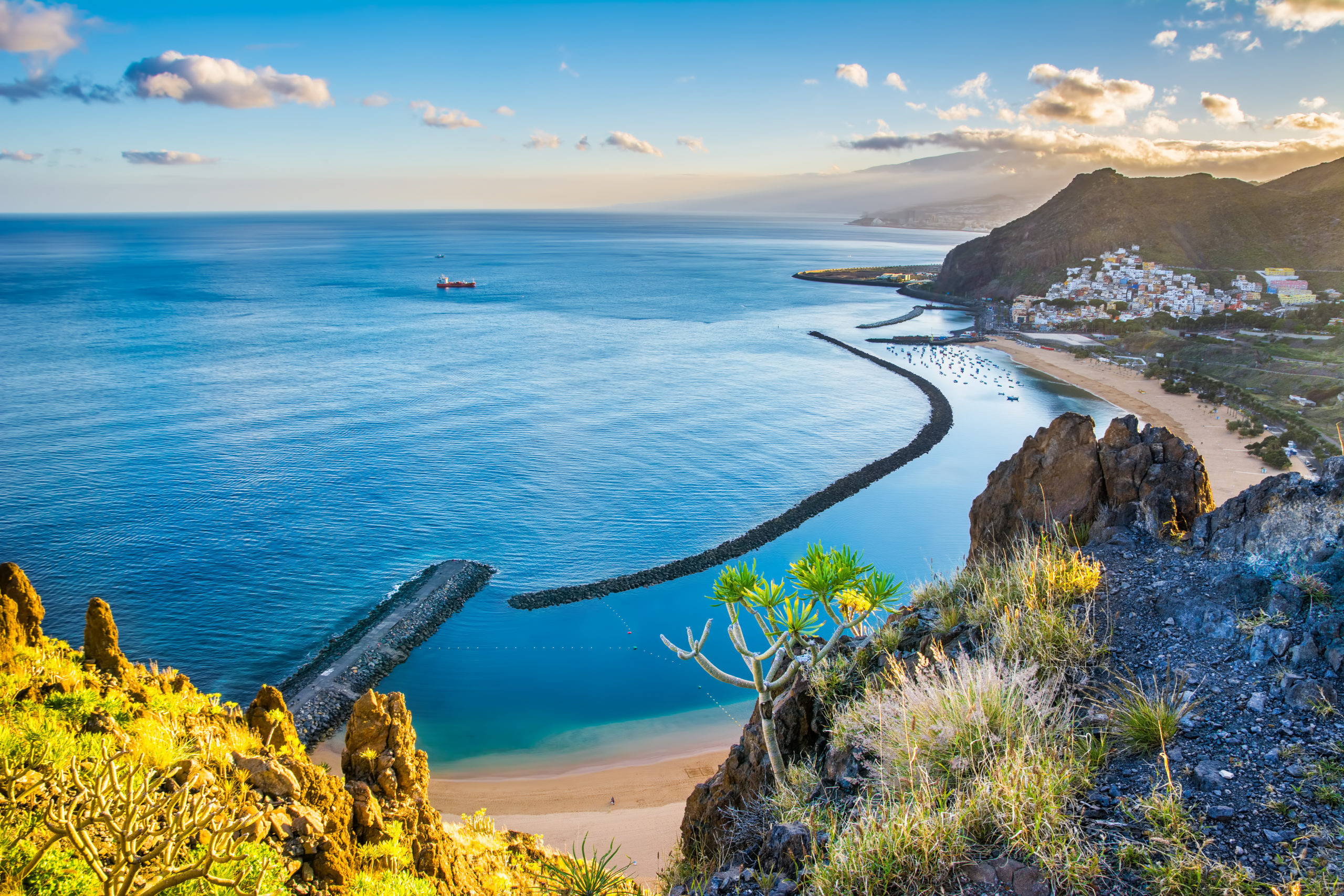 shutterstock_735660691 Playa de las Teresitas et le village de San Andres, Santa Cruz, Tenerife shutterstock_735660691 Playa de las Teresitas et le village de San Andres, Santa Cruz, Tenerife