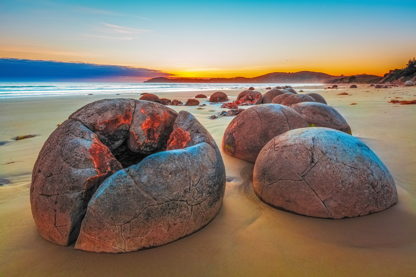 Moeraki Boulders au lever du soleil, plage de Koekohe, île du Sud, Nouvelle-Zélande