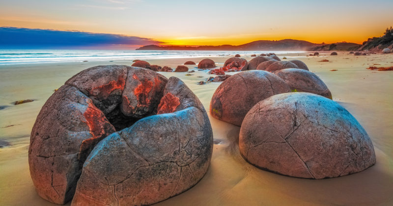 Moeraki Boulders au lever du soleil, plage de Koekohe, île du Sud, Nouvelle-Zélande