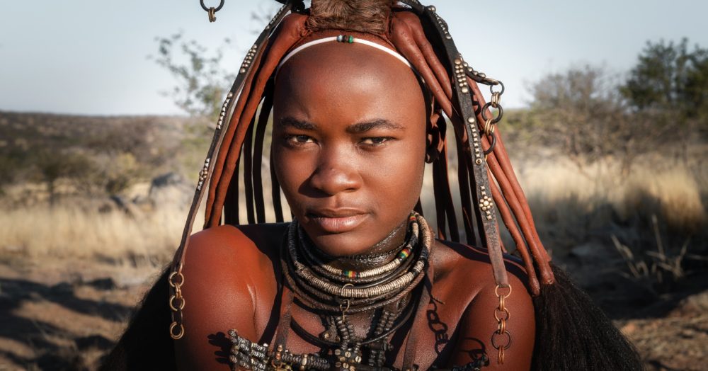 Femme Himba en habit traditionnel, voyage en Namibie