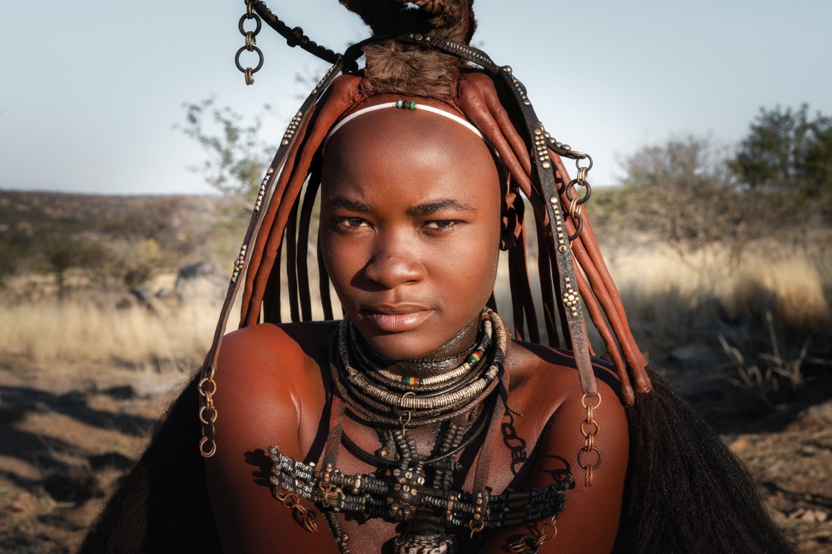 Femme Himba en habit traditionnel, voyage en Namibie