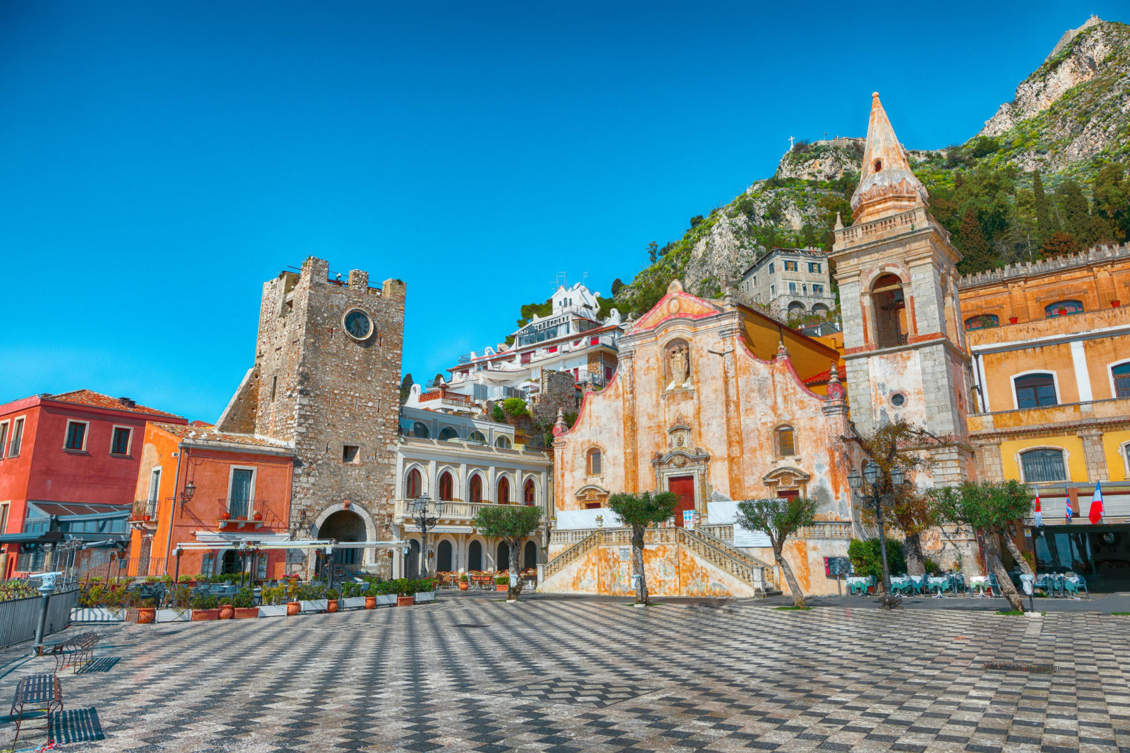 Belvédère à Taormina et église San Giuseppe sur la Piazza IX Aprile à Taormina, en Sicile