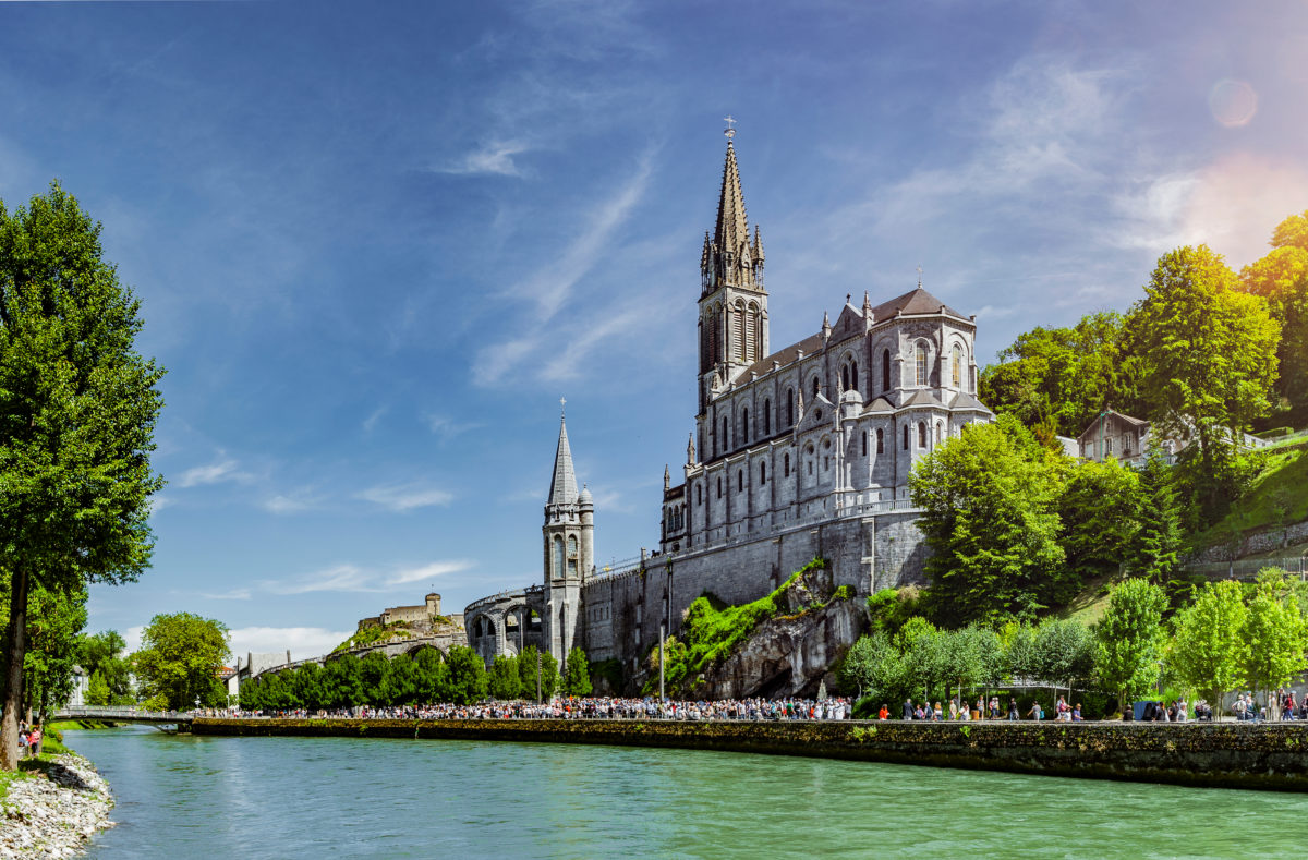 Vue panoramique de la Basilique Notre-Dame de Lourdes France