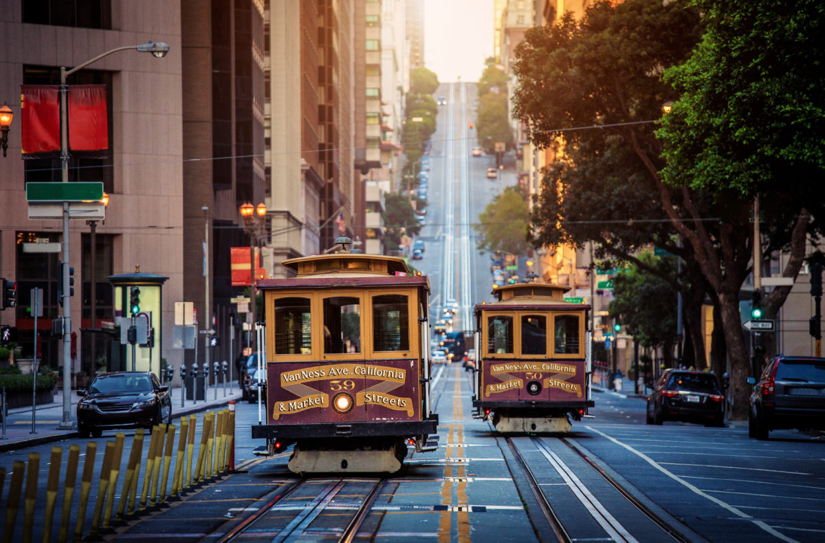 Cable Cars sur les rues pentues de San Francisco, Californie, USA