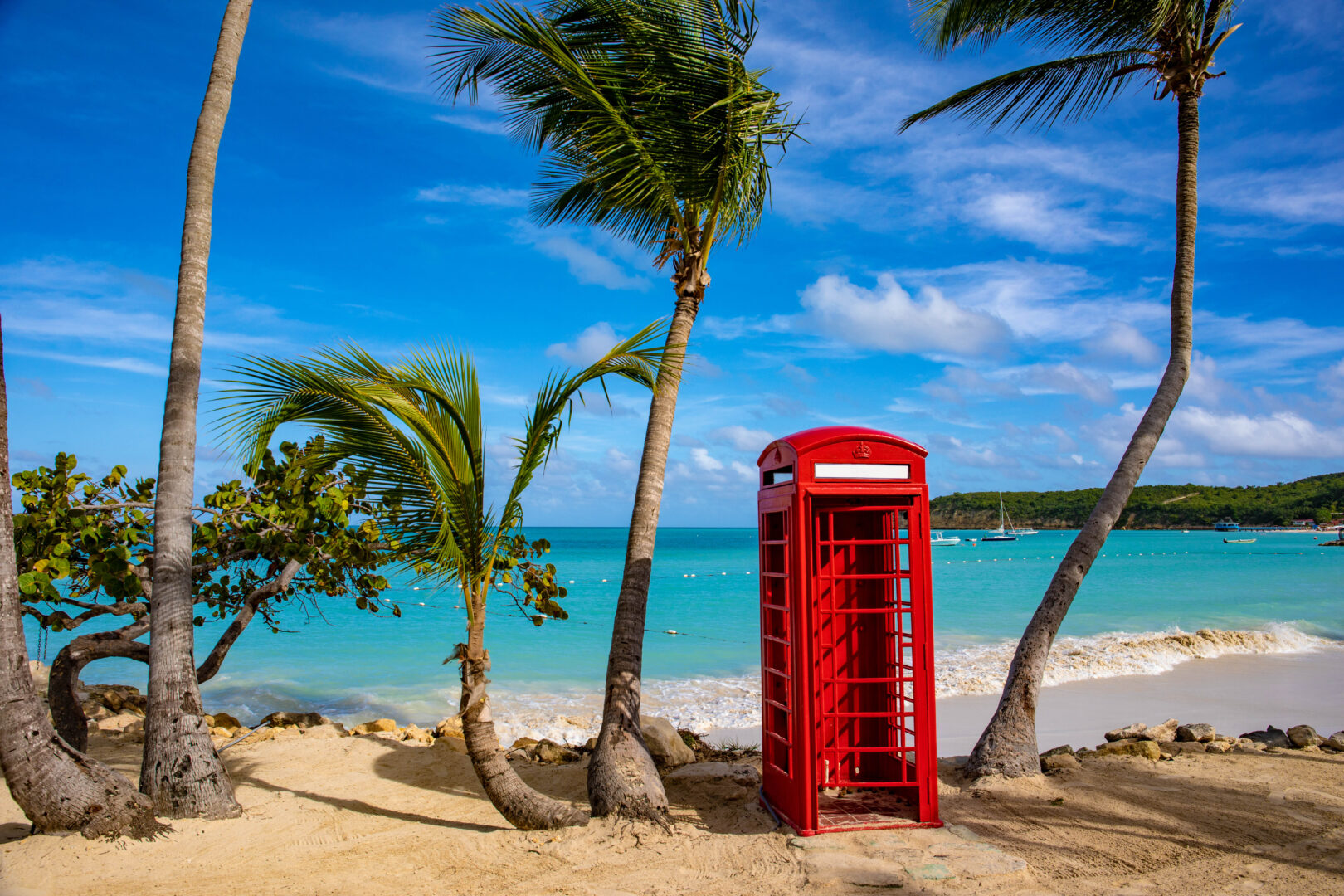 Cabine de téléphone à Dickenson Bay à Antigua dans les Caraïbes