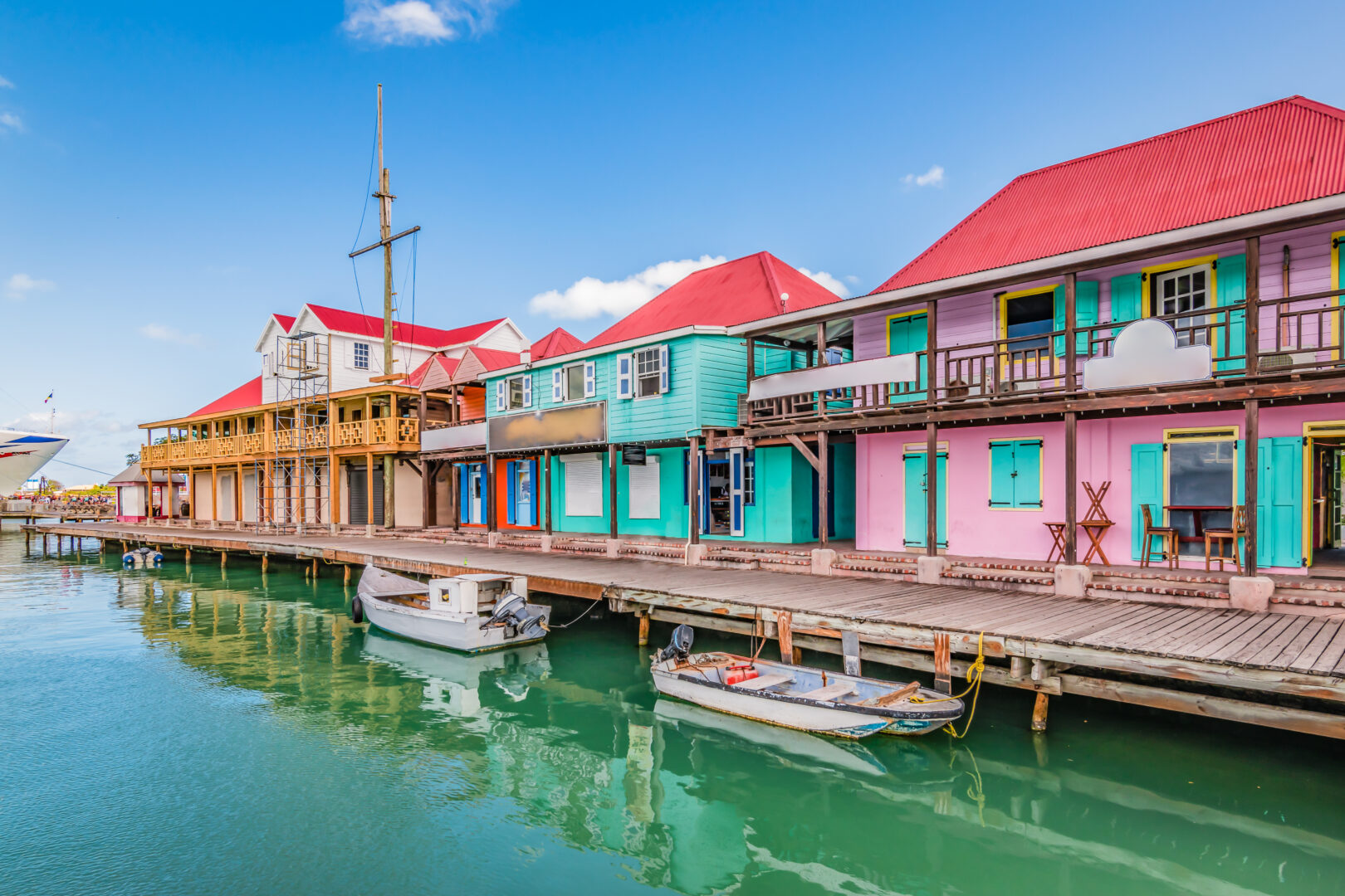 St John's, Antigua, et ses bâtiments colorés au port de croisière. Caraïbes.