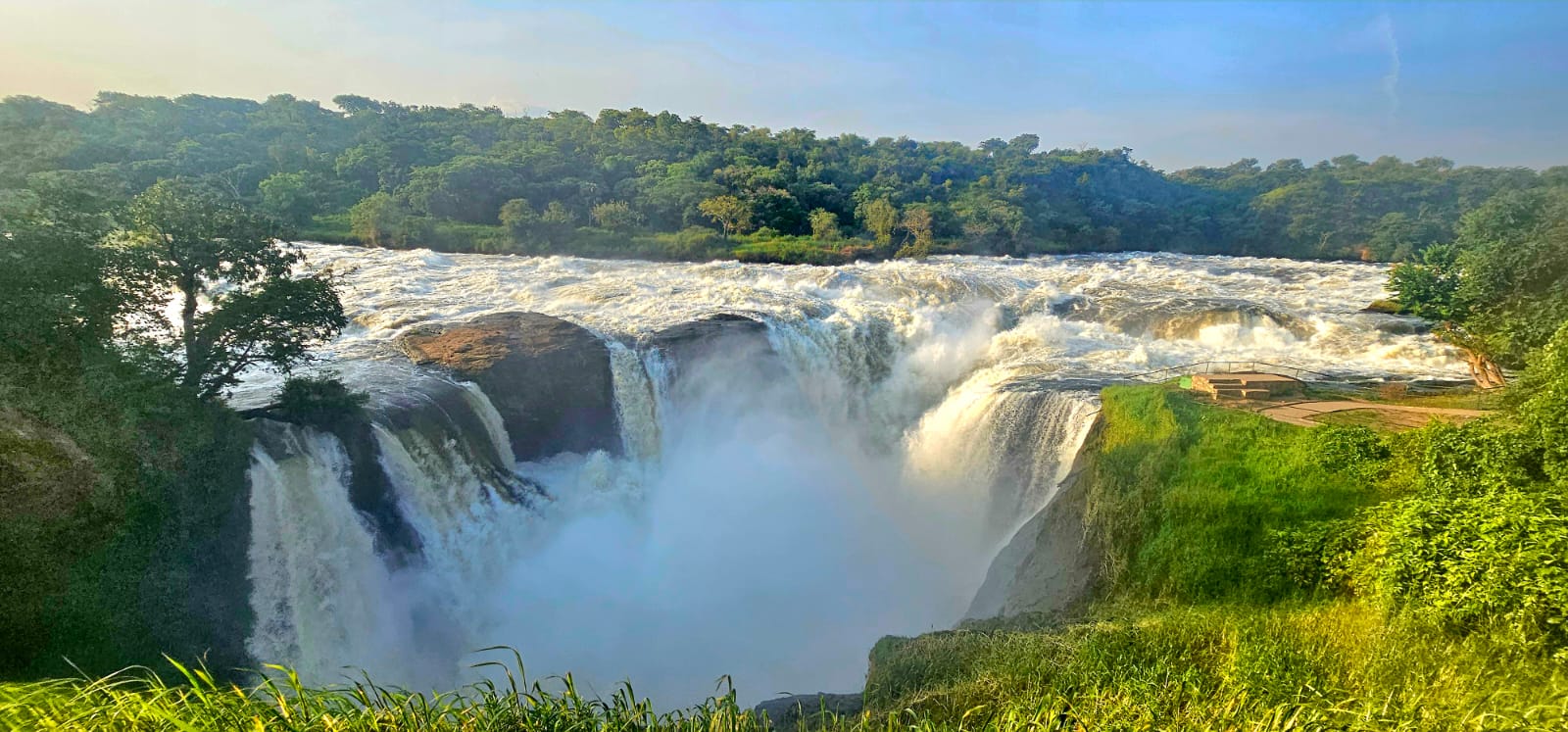 Cascade Murchison tombe sur le fleuve Victoria Nile, au nord de l'Ouganda