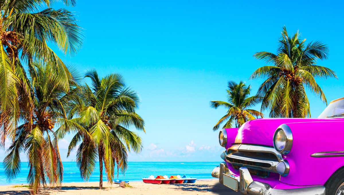 Plage de Cuba avec palmiers et une voiture ancienne rose