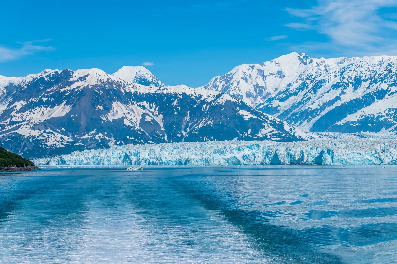 Vue en mer du glacier Hubbard en Alaska en été, lors d'une croisière en Alaska