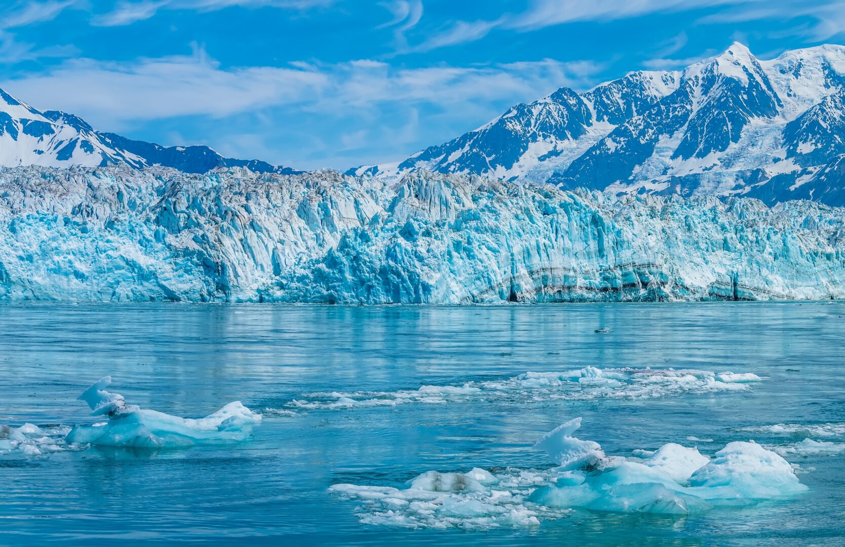 Icebergs du glacier Hubbard durant l'été en Alaska
