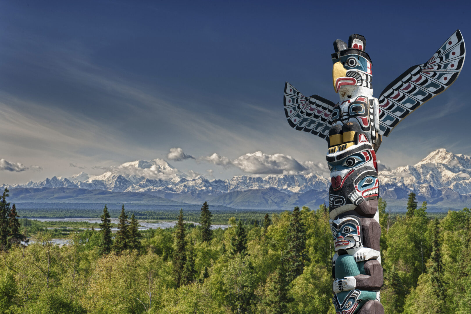 Totem de Ketchikan et paysage de l'Alaska et ses montagnes