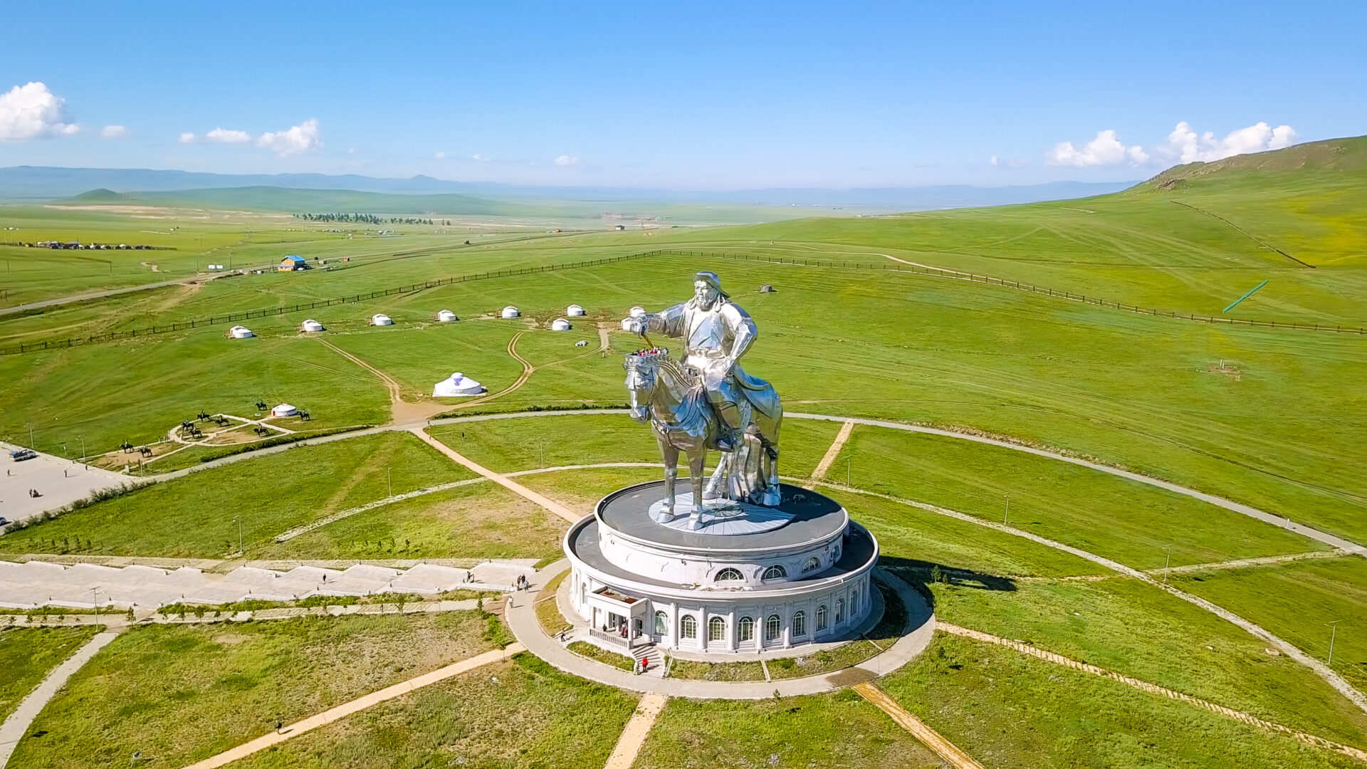 Statue équestre de Genghis Khan par beau temps. Mongolie, Oulan-Bator