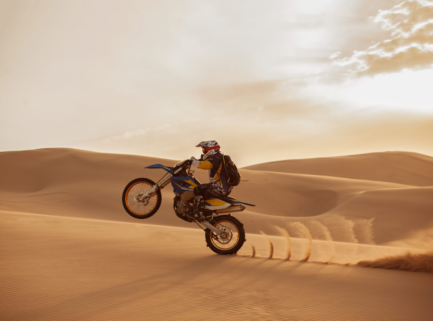 Moto sur les dunes de sable de Mongolie