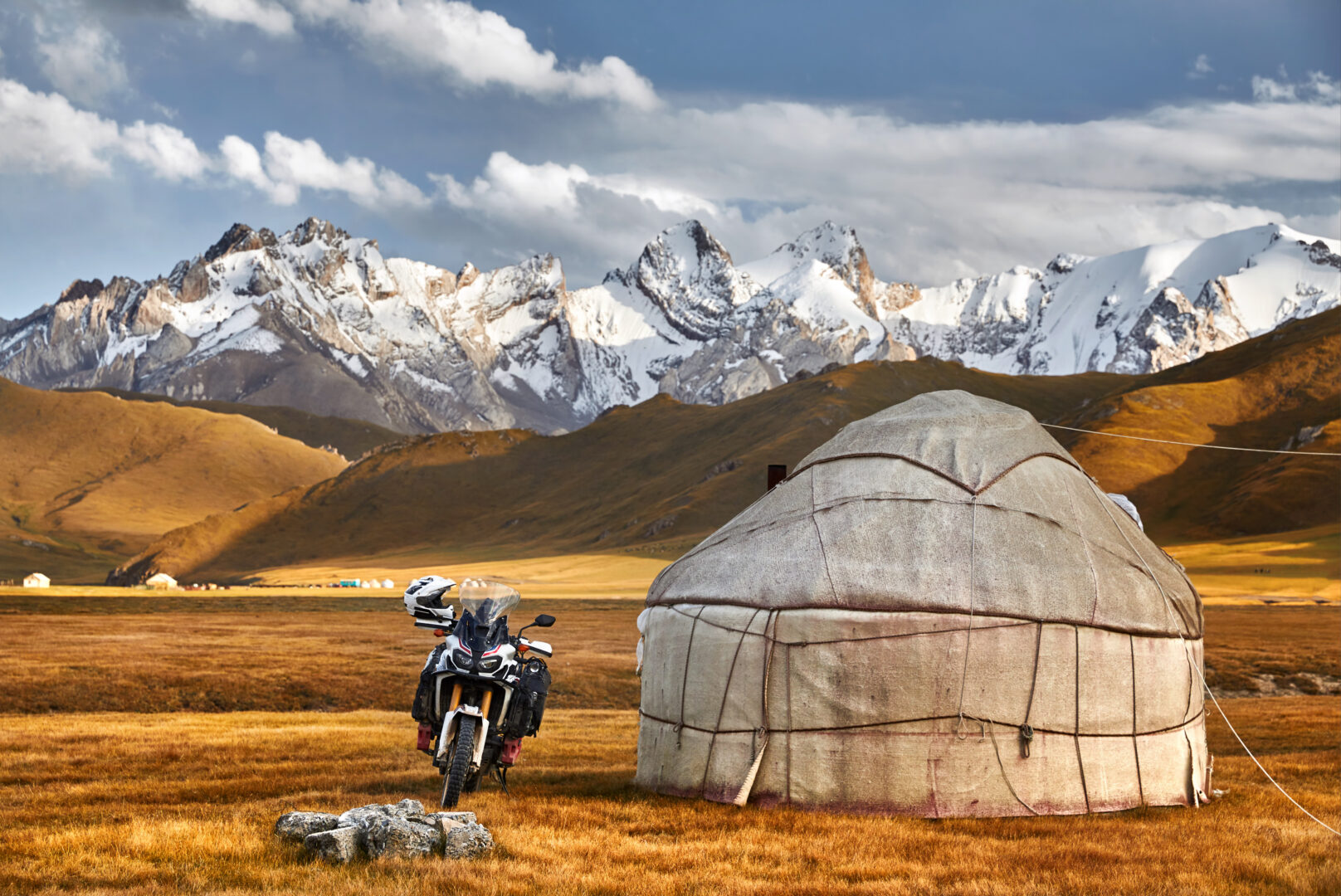 Yourte nomade avec la moto et les montagnes en Mongolie