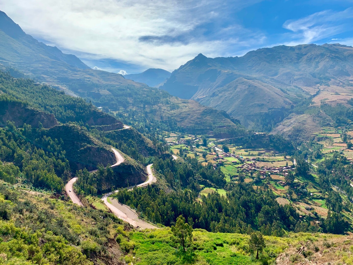Route sinueuse de la Vallée Sacrée des Incas au Pérou
