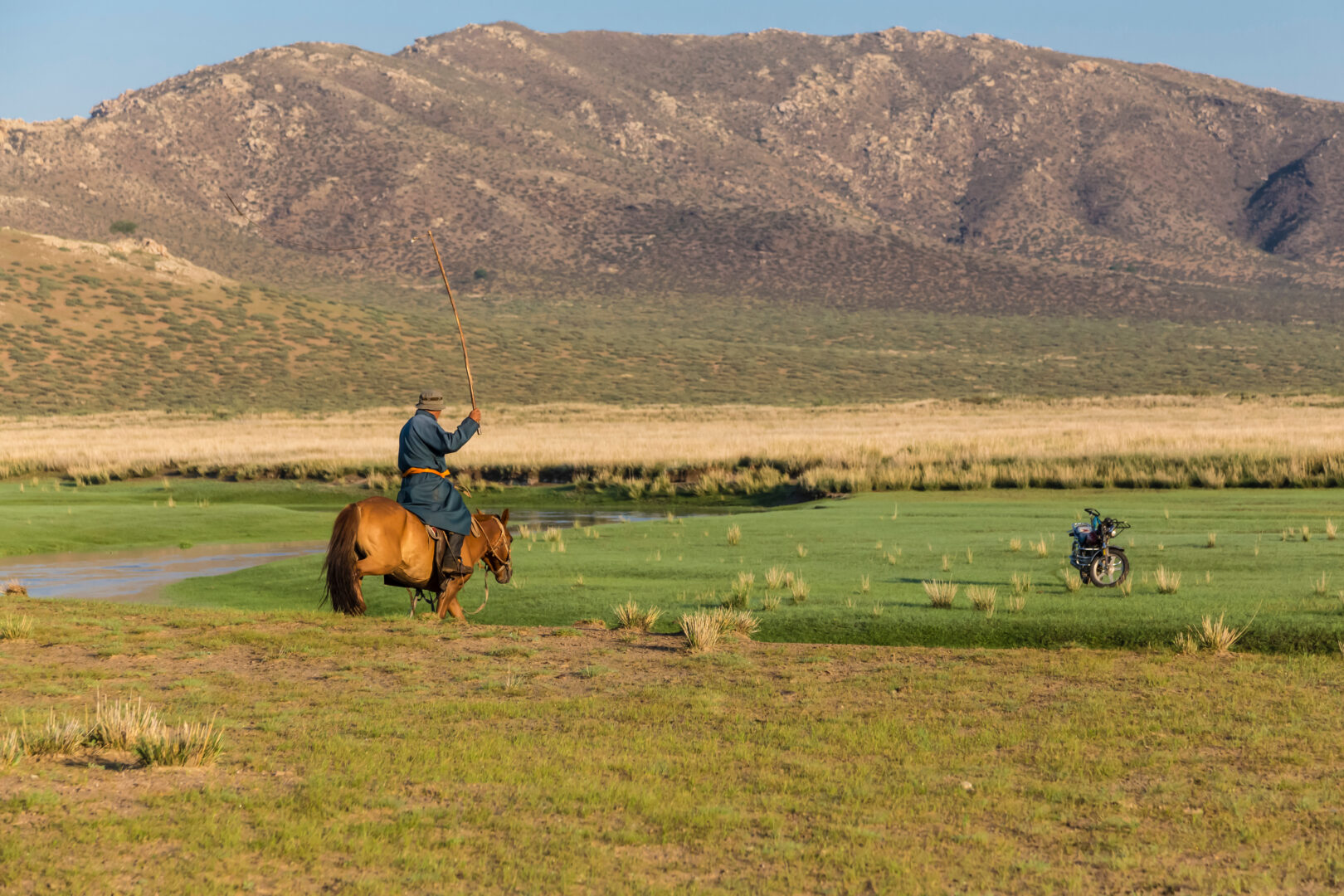 Nomade mongol à cheval dans les steppes de Mongolie