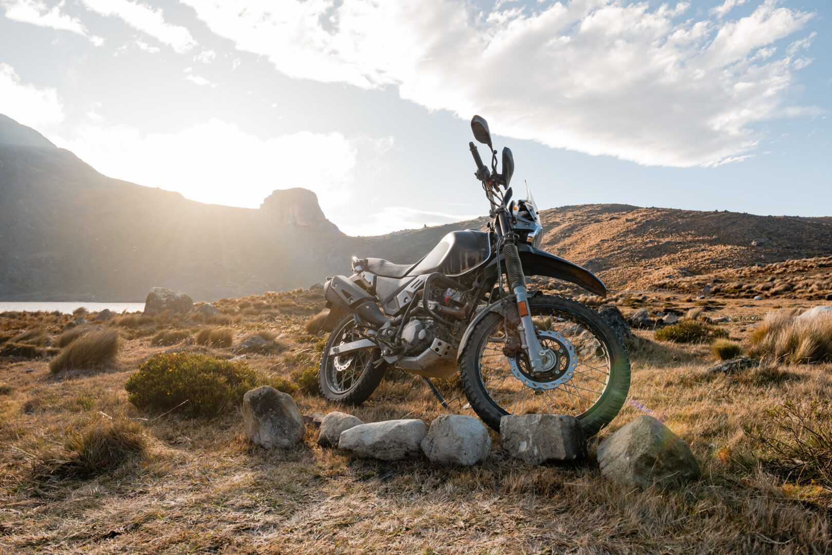 Moto sur les routes des montagnes du Pérou
