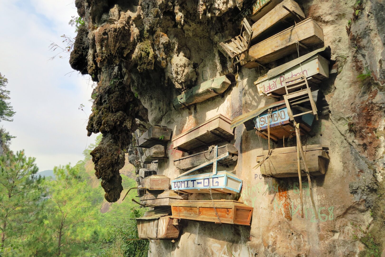 Cercueils suspendus de Sagada aux Philippines