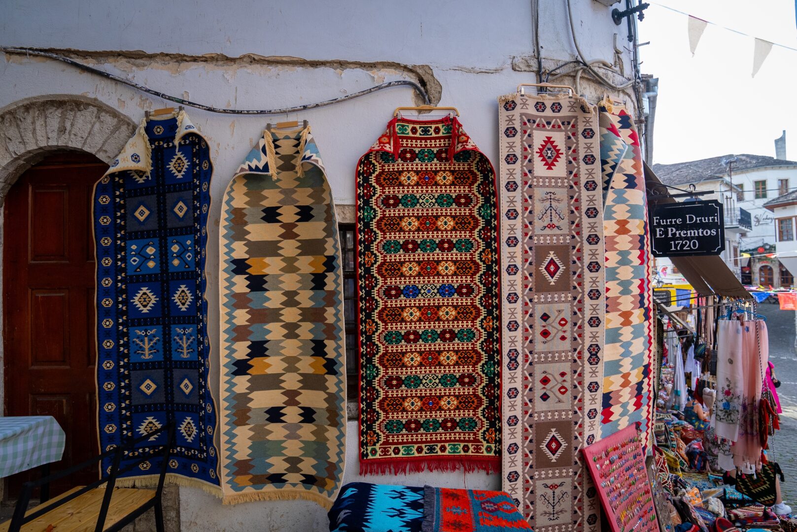 Scènes de rue à Gjirokaster en Albanie