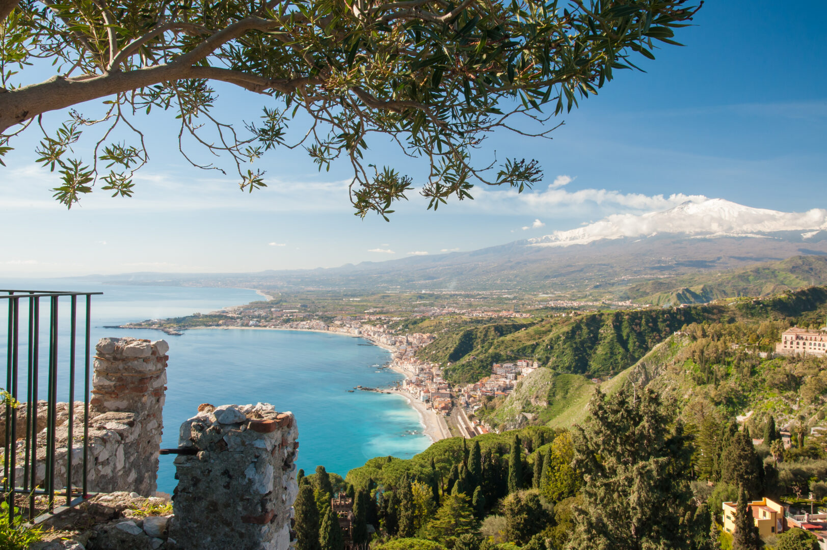 Giardini Naxos et l'Etna enneigé, sur la côte est de la Sicile