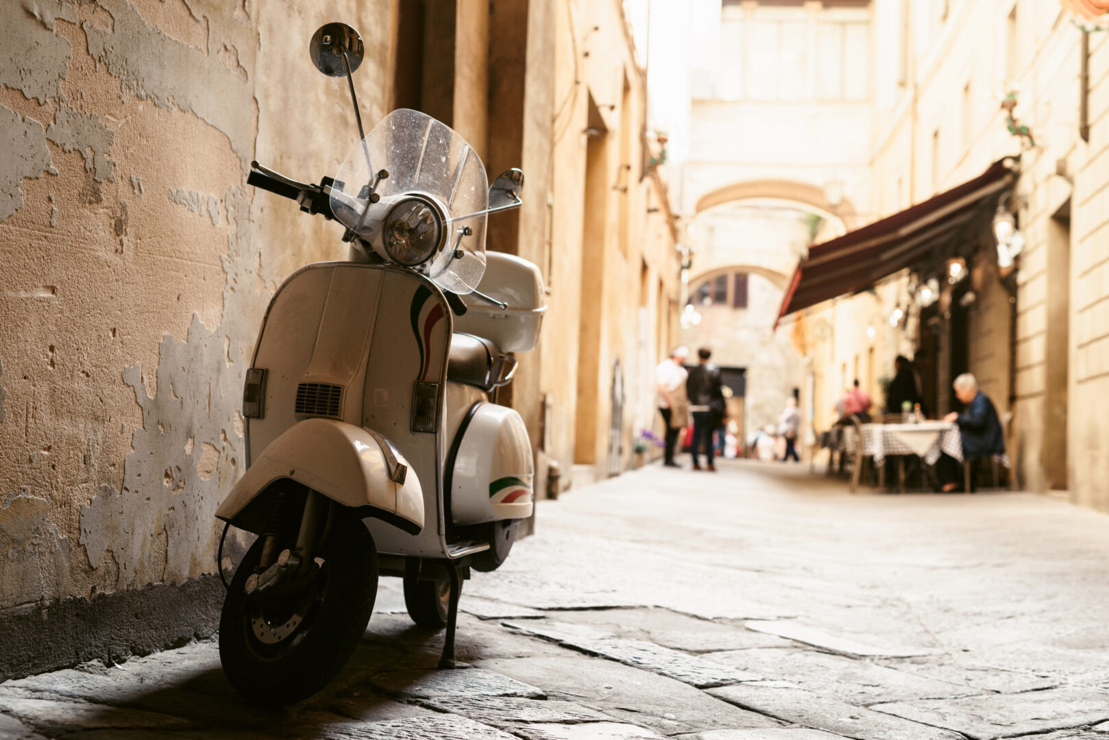 Vespa dans une ruelle typique d'Italie