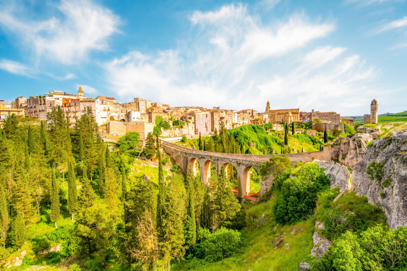 Gravina in Puglia et son pont dans les Pouilles, Italie