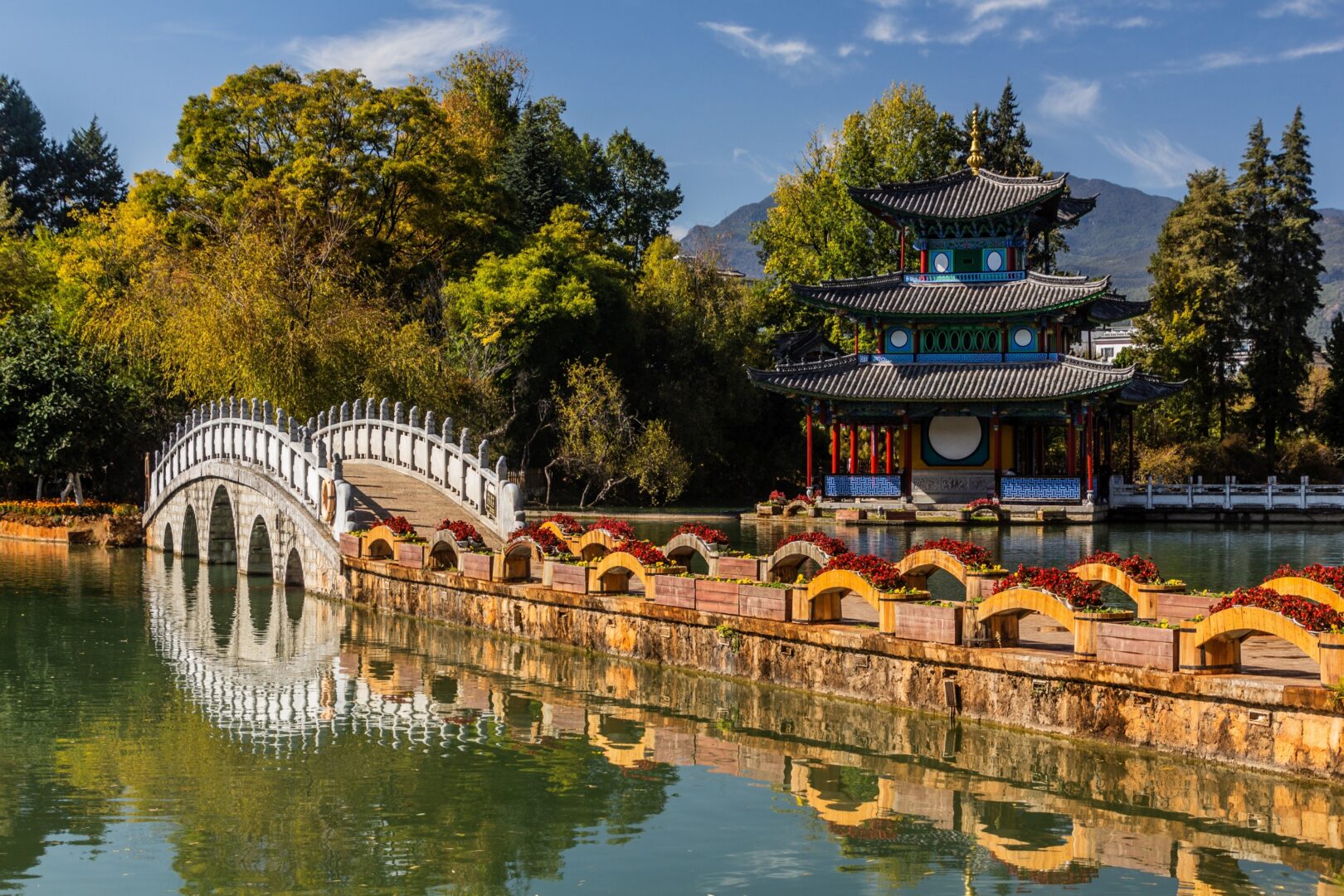 La montagne de neige du dragon de Jade derrière la piscine du dragon noir à Lijiang, province du Yunnan, Chine