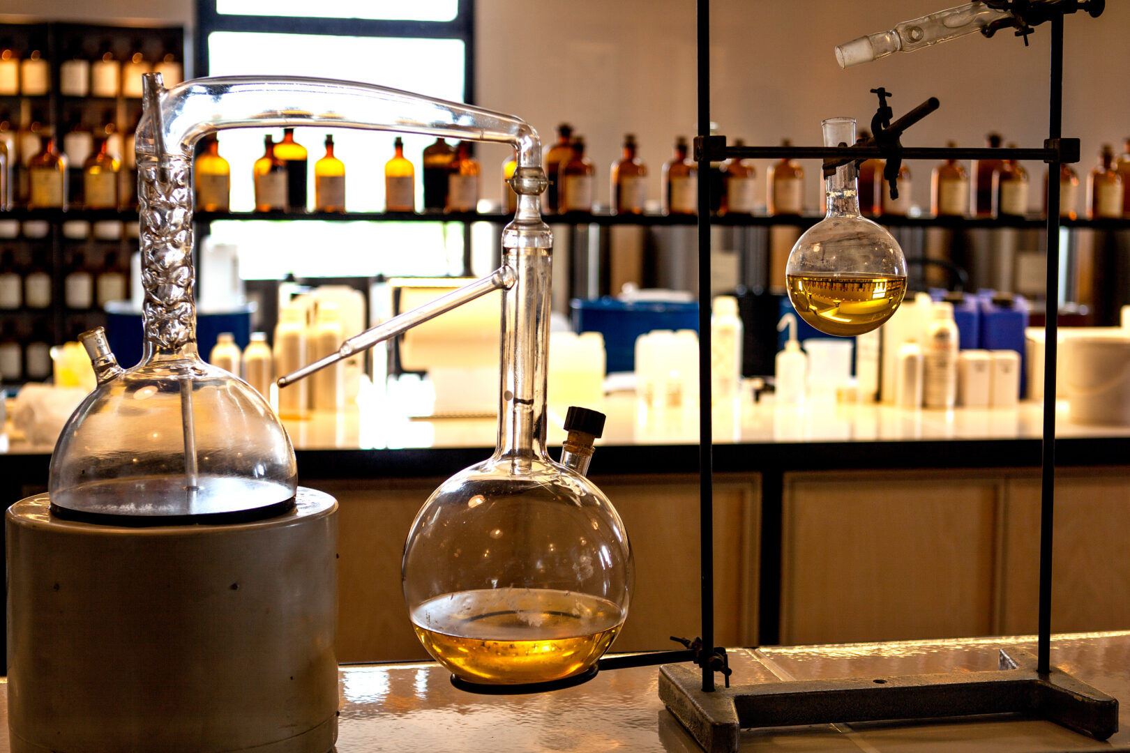 Fils de verre et tubes pour la fabrication d'eau de toilette et de parfum à Grasse, France