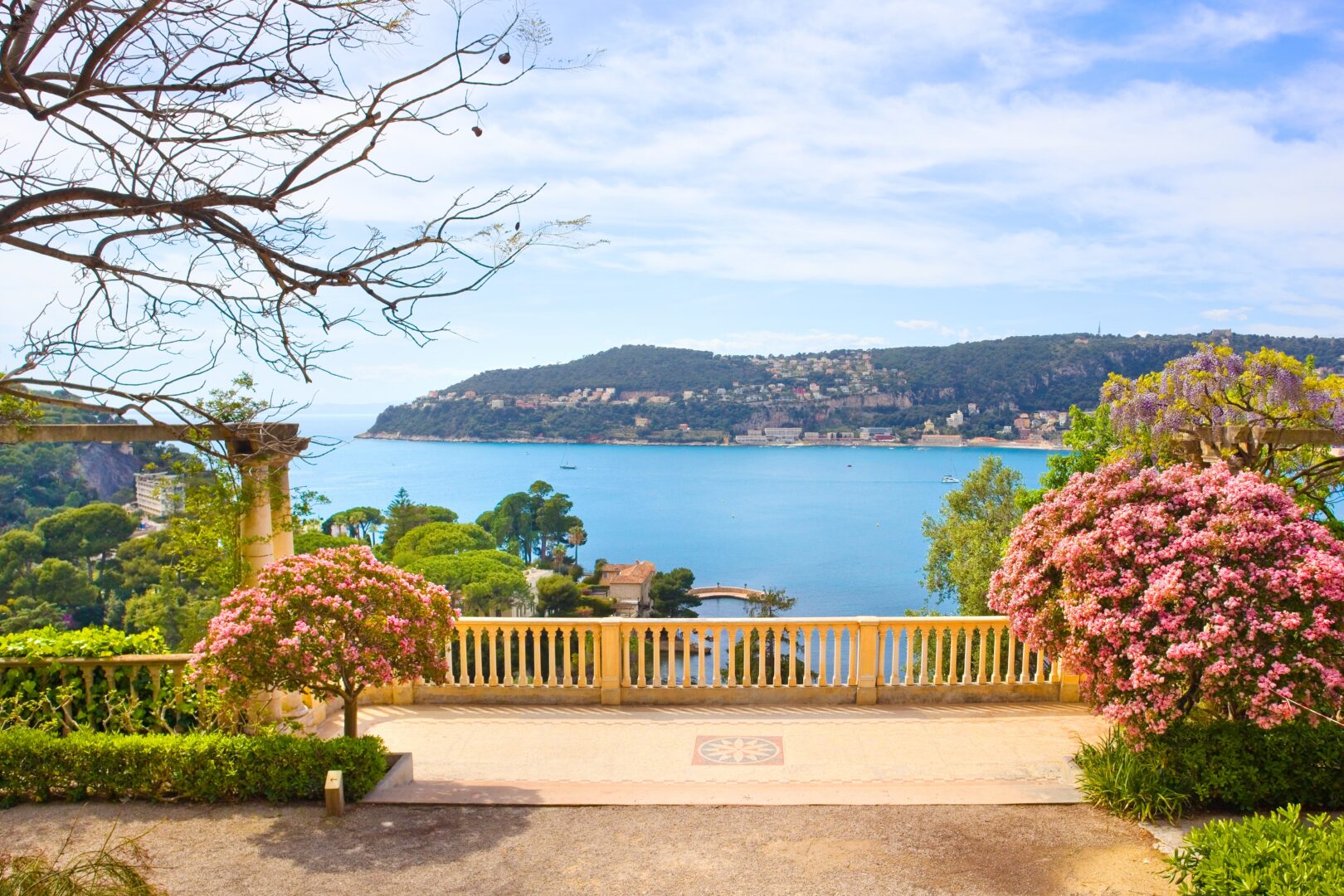 Vue depuis le parc de la Villa Ephrussi de Rothschild à Saint-Jean-Cap-Ferrat, Côte d'Azur, France