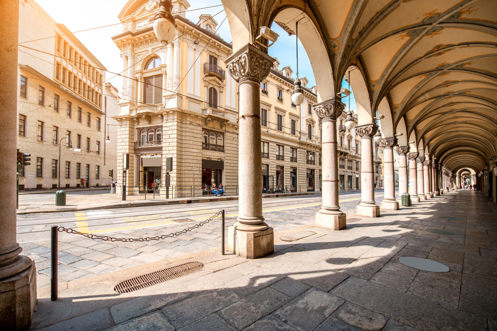 Rue centrale avec de beaux bâtiments dans la ville de Turin dans la région du Piémont en Italie