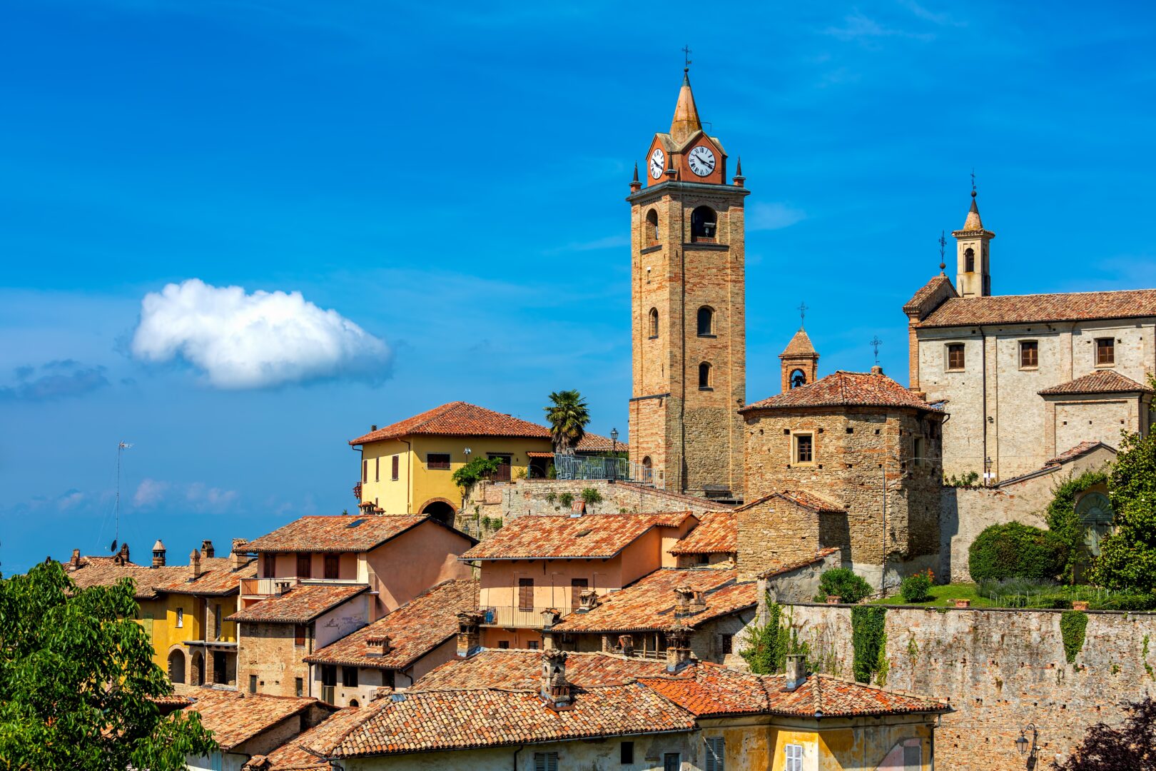 Beffroi dans la vieille ville de Monforte d'Alba au Piémont, au nord de l'Italie