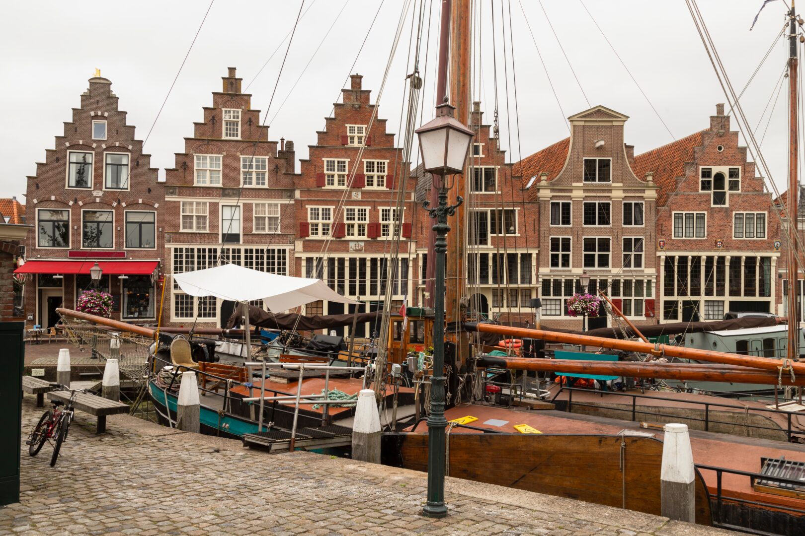 Maisons historiques sur le vieux port de la ville pittoresque de Hoorn, Pays-Bas