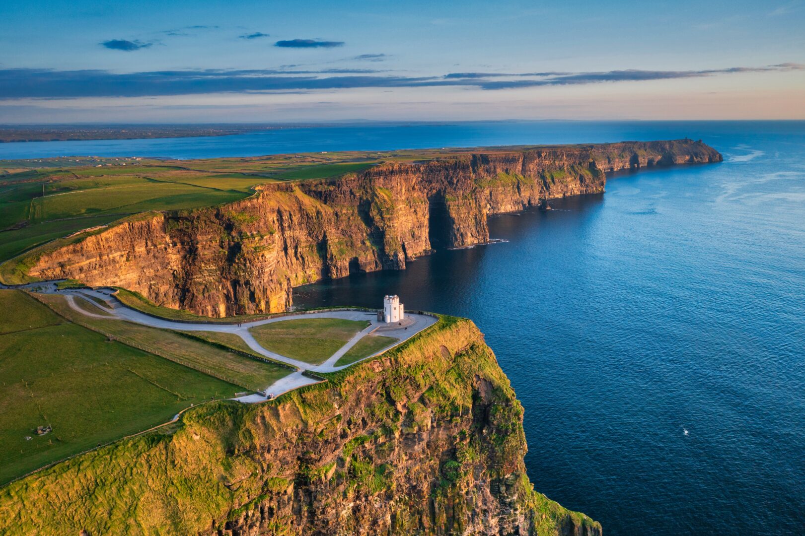 Vue sur les falaises de Moher dans le comté de Clare au coucher du soleil, Irlande.