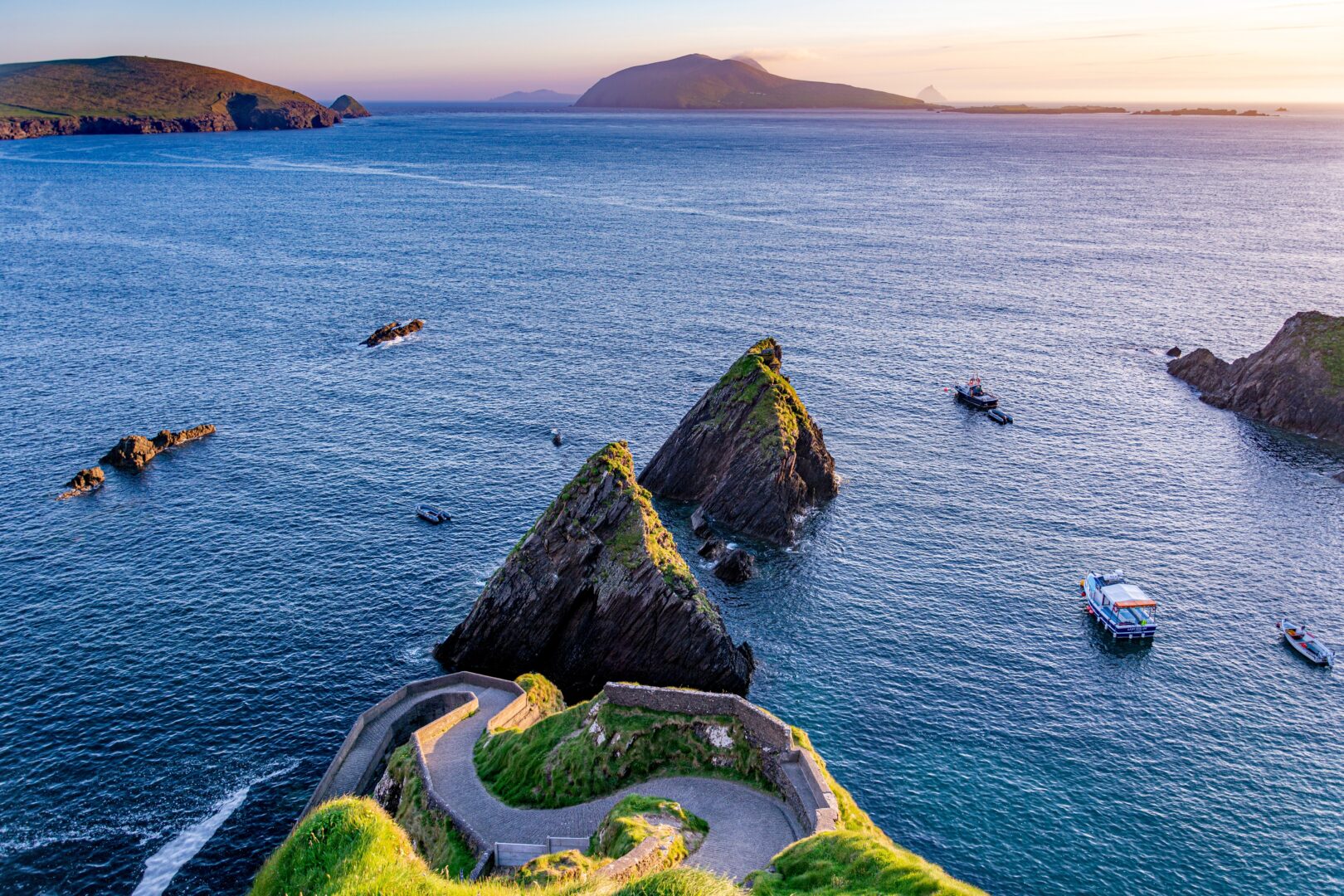 Vue sur l'océan de la péninsule de Dingle, coucher de soleil à la jetée dunquin, Irlande