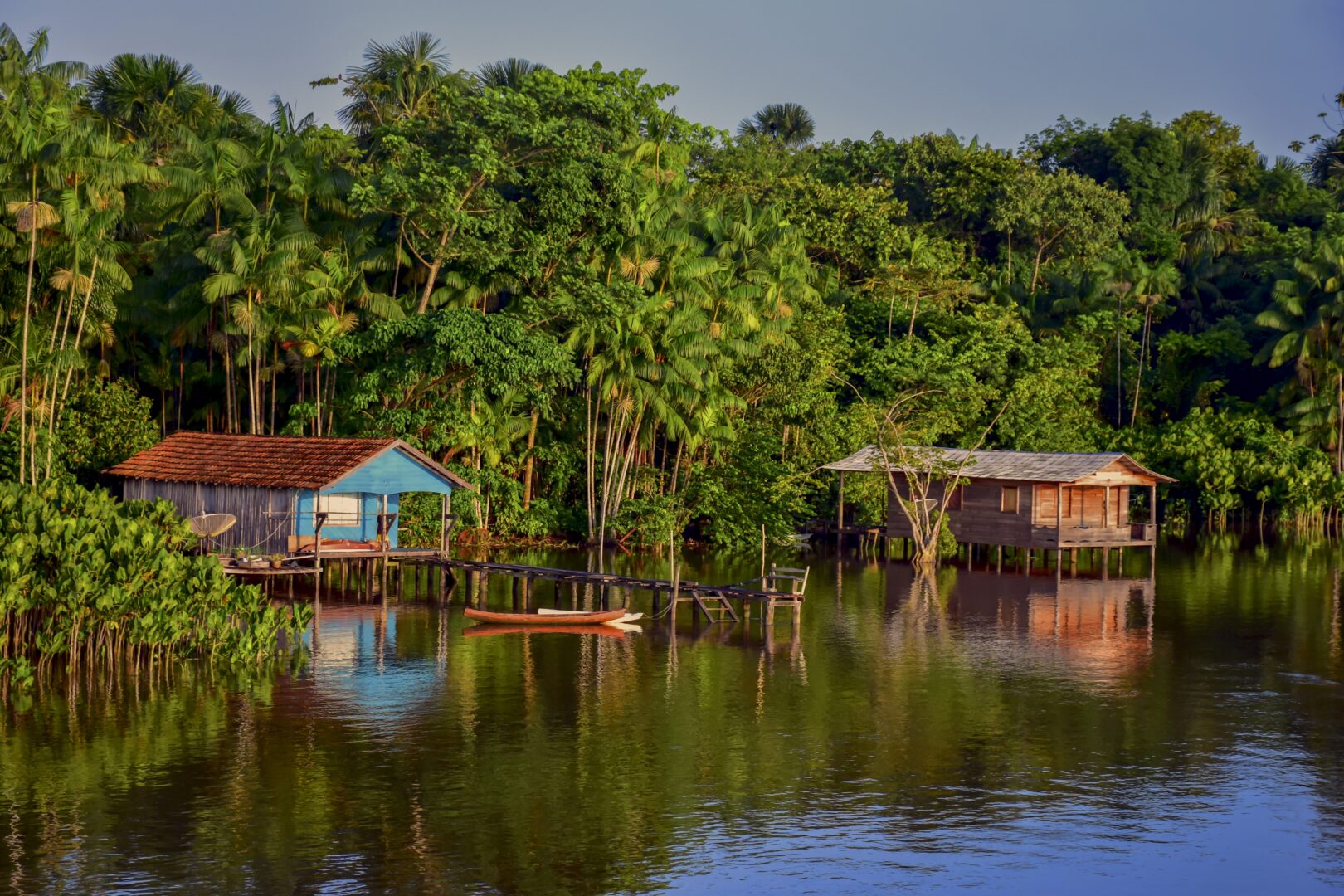 Maisons traditionnelles sur pilotis (palafitas) de communautés riveraines le long de l'Amazone au Brésil