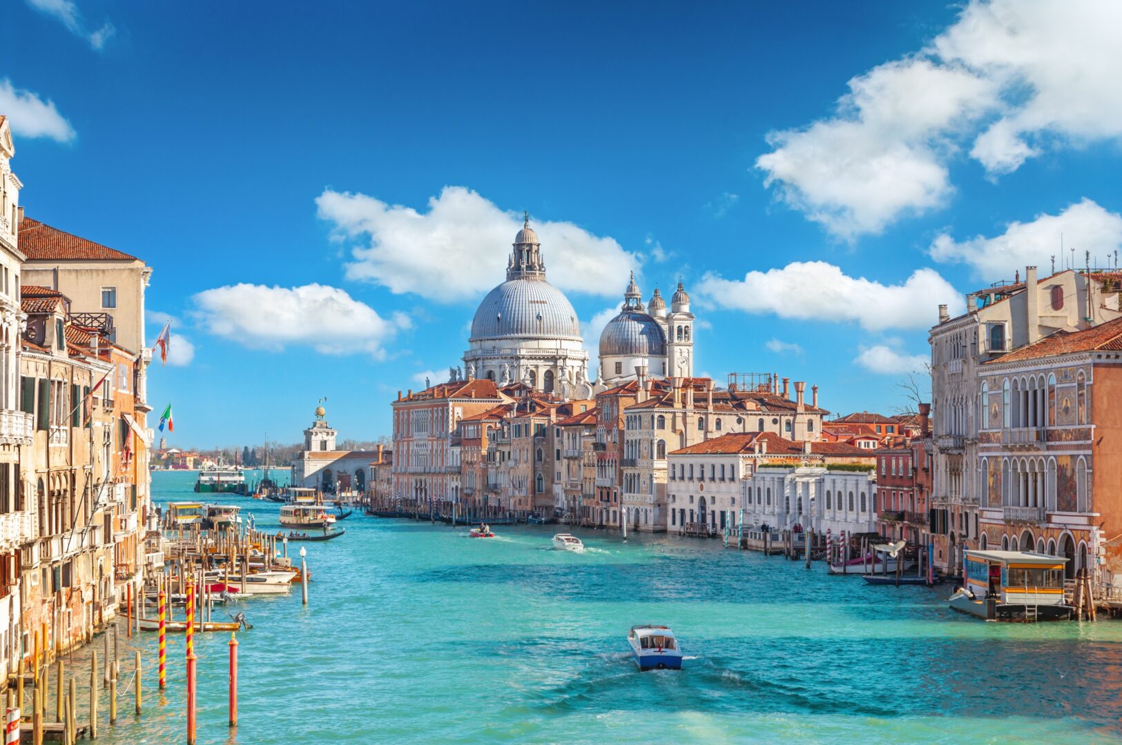 Vue sur le Grand Canal et la basilique Santa Maria della Salute à Venise, Italie