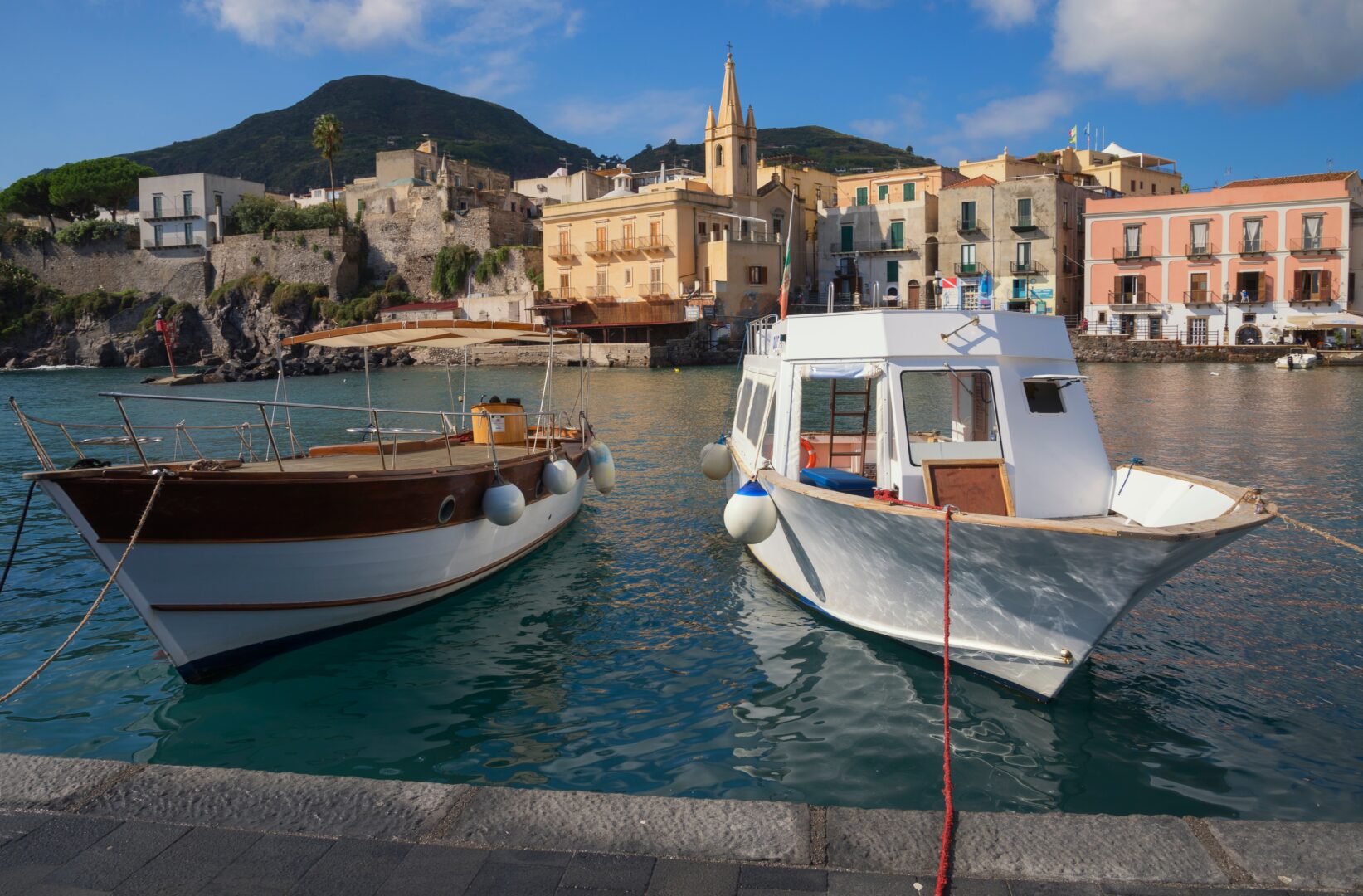 Port de Marina corta et église de san giuseppe, île de lipari, îles éoliennes, Sicile, Italie