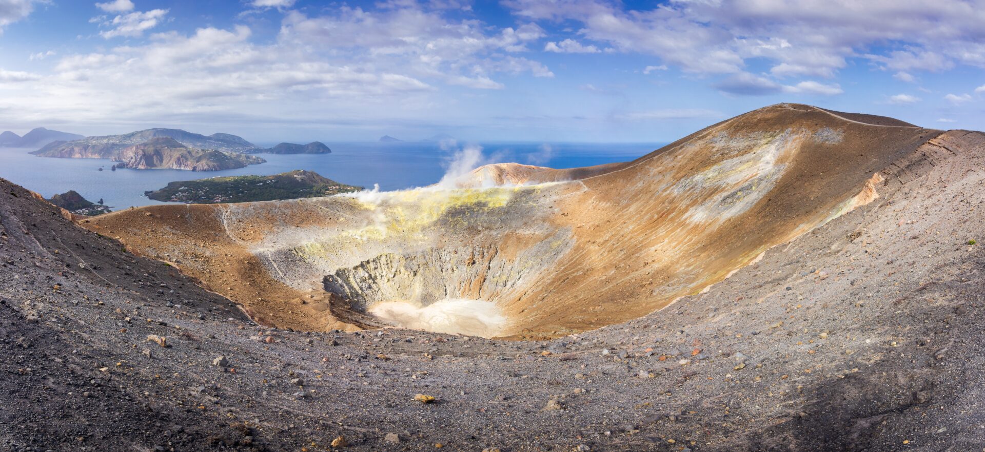 Vue du Gran Cratere, Vulcano. Iles Éoliennes et mer Tyrrhénienne en arrière-plan, Sicile, Italie.