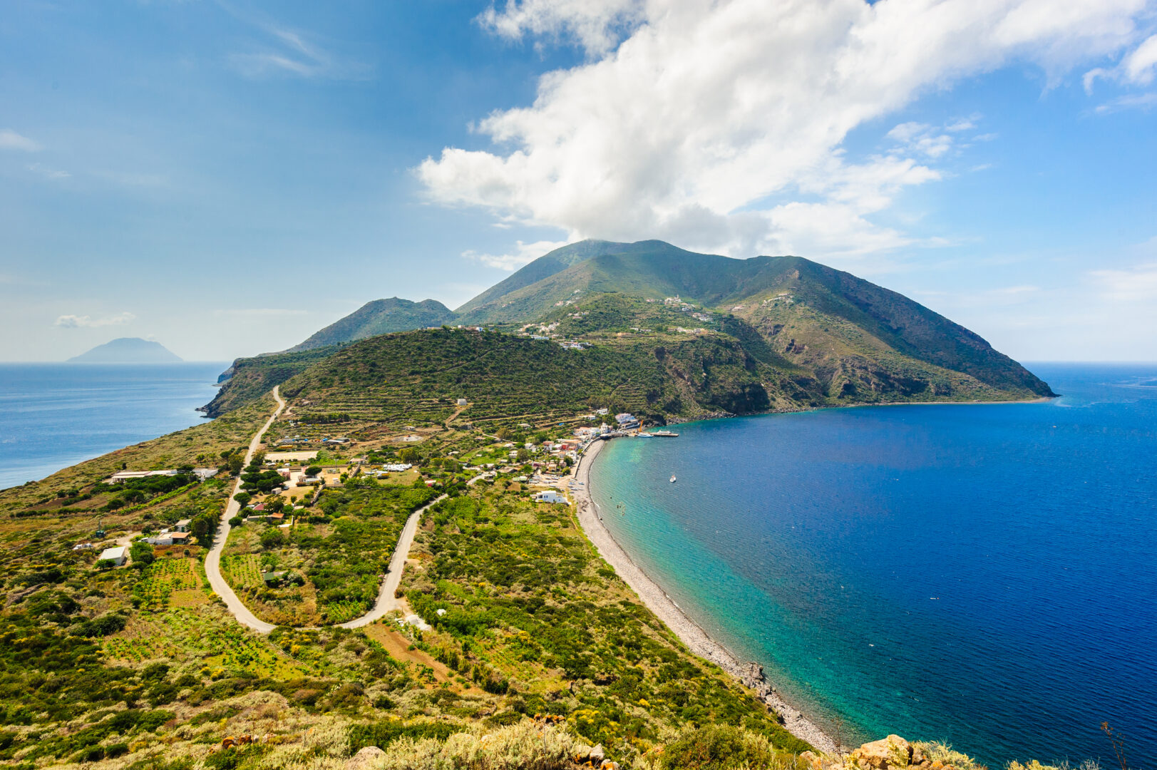 Vue panoramique sur les deux rives de Filicudi, îles Éoliennes, Sicile, Italie.