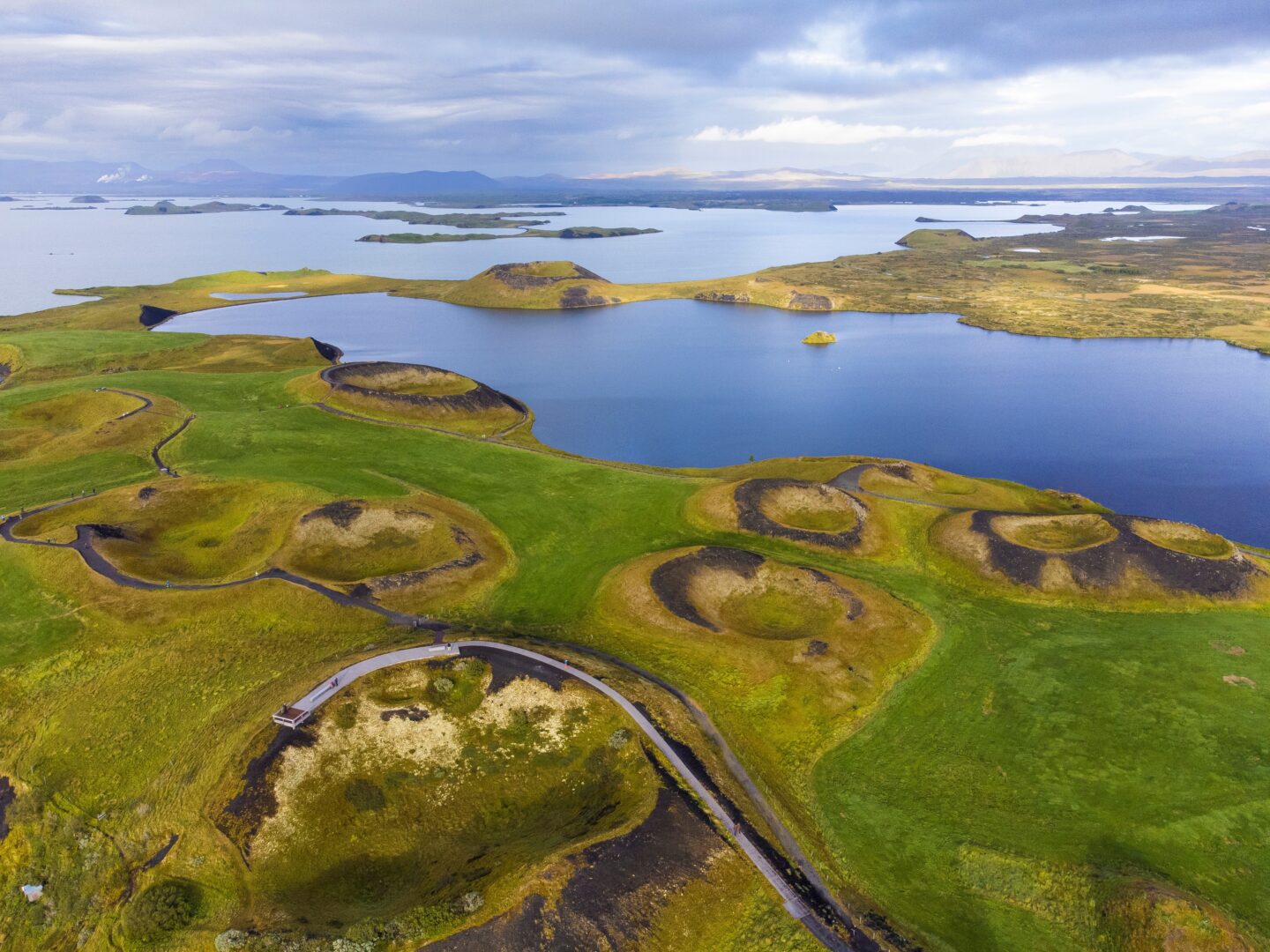 Lac Mývatn, un des paysages les plus célèbres et spectaculaires d'Islande en raison de son activité volcanique incessante