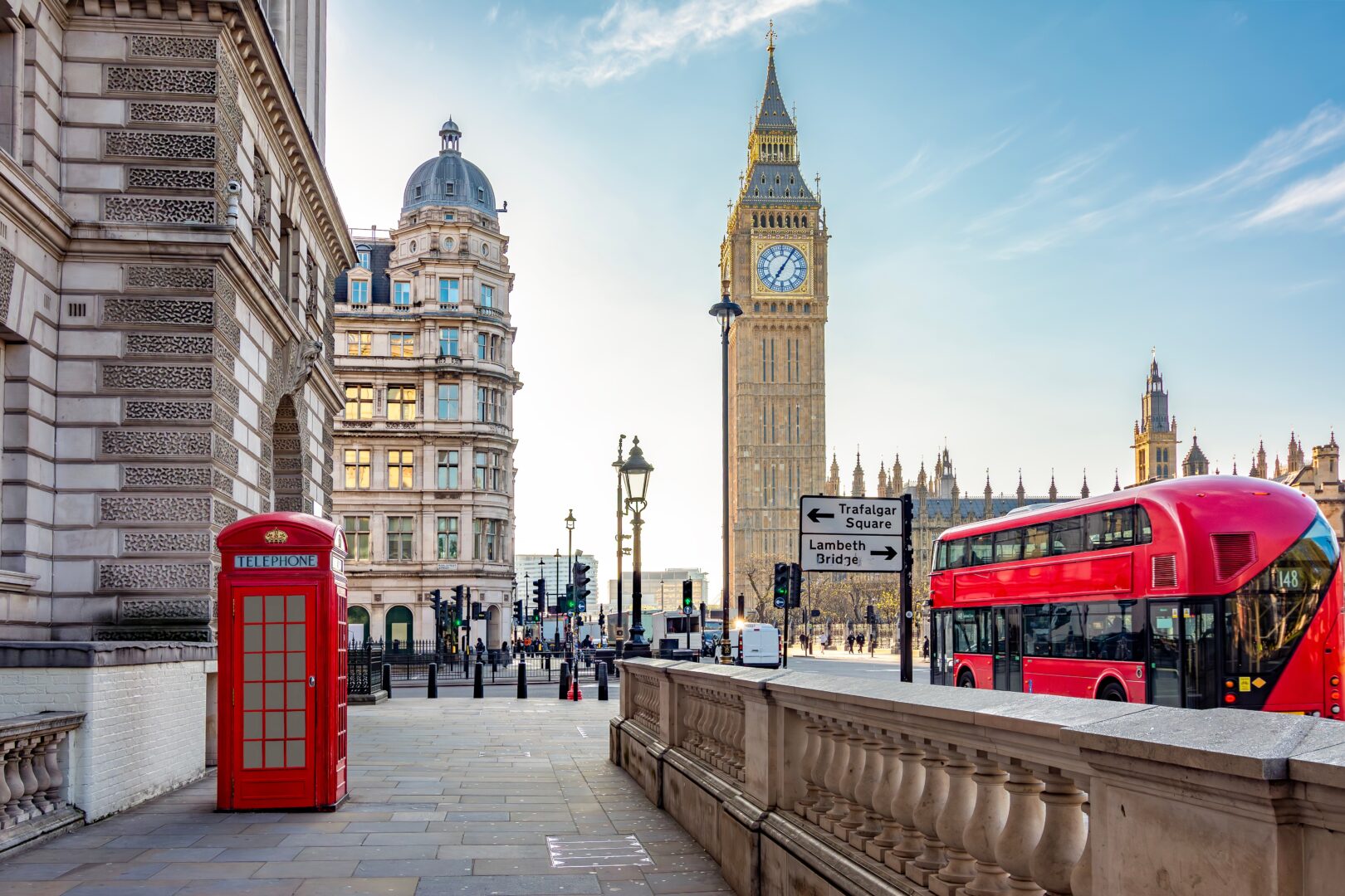 Big Ben et cabine téléphonique rouge dans les rues de Londres, Royaume-Uni