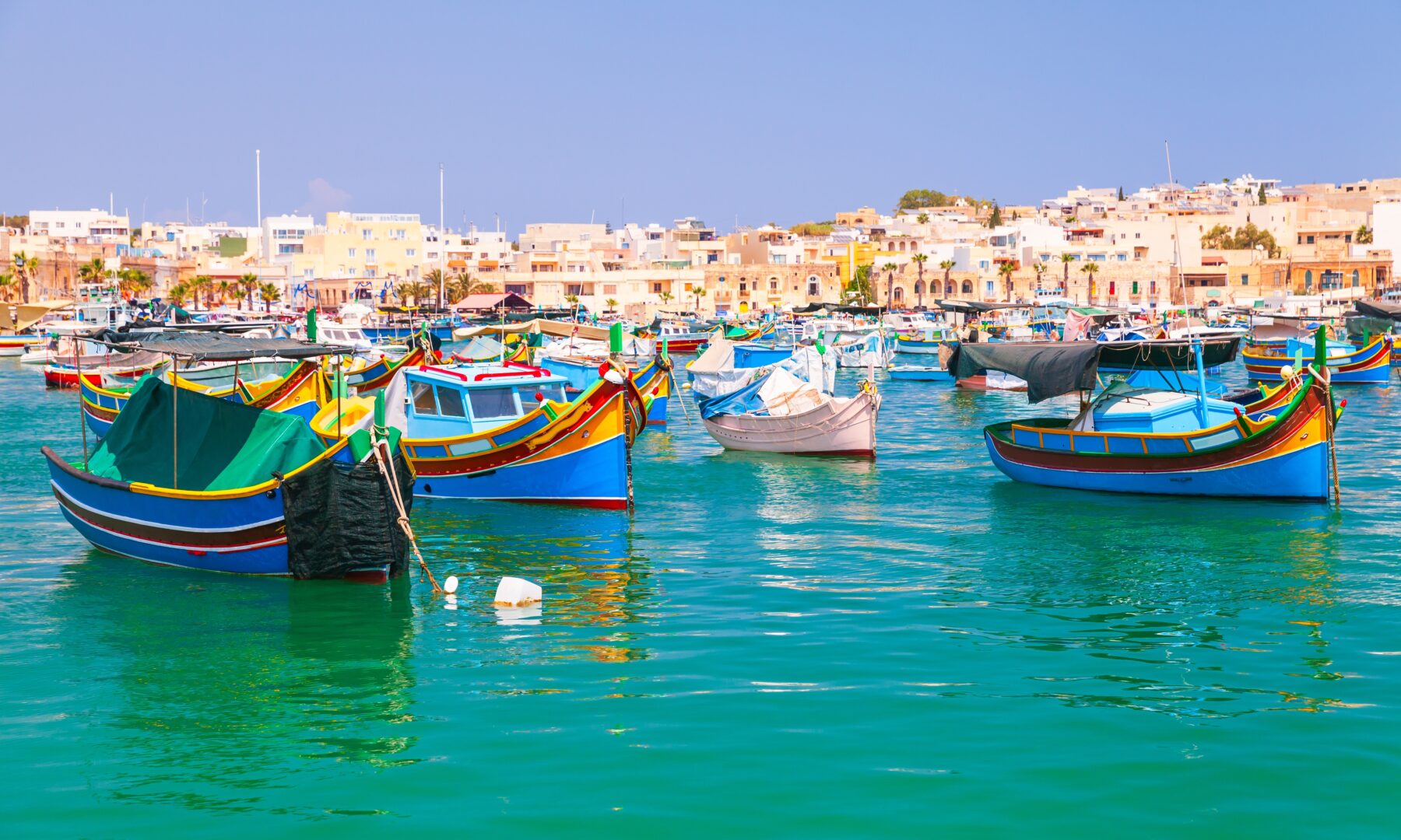 Port de Marsaxlokk et ses traditionnels luzzus, embarcations maltaises aux couleurs vives, Malte